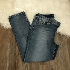 🆕 Chico’s Platinum Light Washed Jeans Sz 1.5